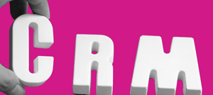 Imagem ilustrativa de CRM em letras grandes. Tropical Hub - HubSpot