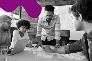 Consultor de inbound marketing treinando uma equipe - Tropical Hub