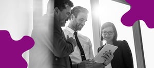 Reunião da equipe de marketing para adotar estratégia inbound.