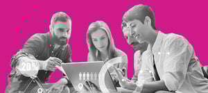 Equipe de marketing colaborando ao redor de um notebook, criando estratégias de crescimento com o suporte do CRM HubSpot. HubSpot - Tropical Hub