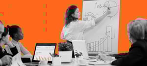 Mulher dando treinamento HubSpot para suas equipes de vendas