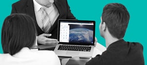 Homem apresentando o CMS Hub HubSpot no note para duas pessoas