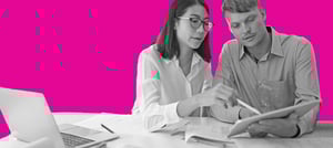 Homem e mulher conversando sobre estratégia de marketing de conteúdo