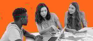 Mulheres analisando como integrar marketing de conteúdo e ABM Marketing