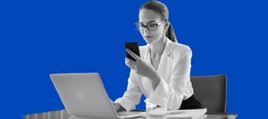 Mulher conferindo fluxos de trabalho do Operations hub no celular e notebook