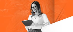 Mulher organizando sua estratégia de CRM na Tropical Hub