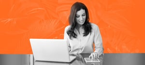 Mulher no computador em busca de um operador de CRM HubSpot - Tropical Hub