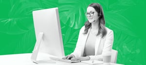 Mulher no computador fazendo atendimento ao cliente - Tropical Hub