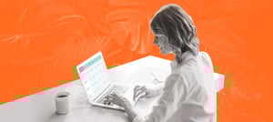 Mulher no computador elaborando um mapa de jornada de cliente - Tropical Hub