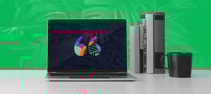 Computador com aspas representando depoimentos de clientes - Tropical Hub