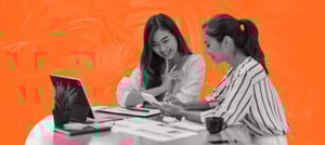 Mulheres no computador analisando o público-alvo - Tropical Hub