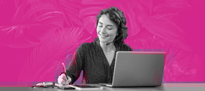 Mulher utilizando ferramentas de suporte técnico Service Hub - Tropical Hub