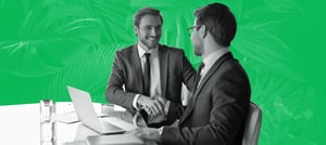 Homens comemorando resultados de uma equipe de vendas - Tropical Hub