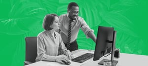 Homem e mulher utilizando ferramentas de CRM HubSpot na Tropical Hub