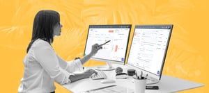 Mulher no Operations Hub fazendo a gestão de dados - Tropical Hub