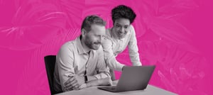 Profissionais conversando sobre gestão de mudanças com HubSpot - Tropical Hub