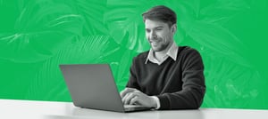 Homem desenvolvendo uma estratégia de como vender com Inbound Sales - Tropical Hub