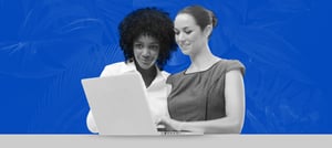 Mulheres conferindo a otimização do fluxo de trabalho com HubSpot - Tropical Hub