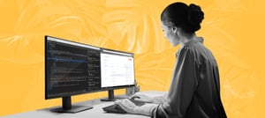 Mulher no computador explorando DevOps  - Tropical hub