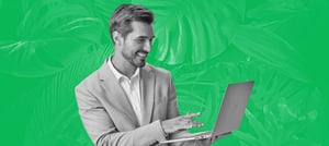 Homem usando um CRM para aumentar o faturamento - Tropical Hub