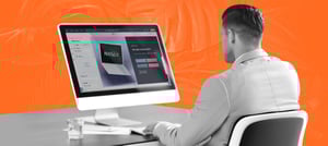 Homem no computador para otimizar imagens e melhorar performance - Tropical Hub HubSpot