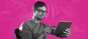 Homem consultando a página de FAQ - Tropical Hub