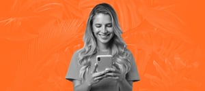 Mulher lendo sobre as tendências tecnológicas de 2024 - Tropical Hub