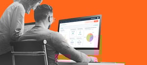 Duas pessoas em frente ao computador fazendo treinamentos HubSpot