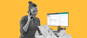 Mulher ao telefone coletando dados de cliente 