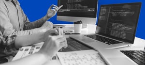 Pessoas avaliando dados em computadores