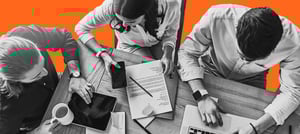 Pessoas avaliando cases de sucesso com HubSpot