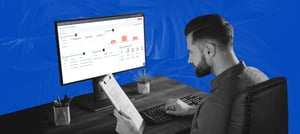 Homem em frente ao computador conferindo o checklist onboarding HubSpot