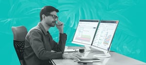 Homem em frente ao computador conferindo os dados do HubSpot Analytics