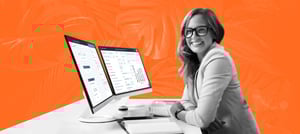 Mulher no computador analisando a automação de marketing Hubspot - Tropical Hub