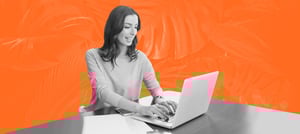 Mulher em frente ao computador desenvolvendo estratégias de marketing digital - Tropical Hub