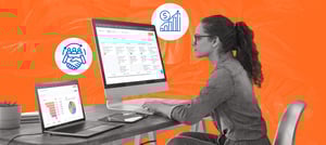 Mulher em frente ao computador configurando o CRM HubSpot - Tropical Hub