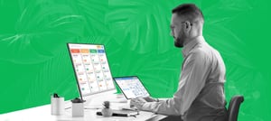 Homem em frente ao computador aplicando metodologia ágil