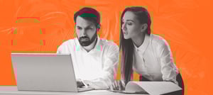 Homem e mulher conferindo dados da estratégia de abm com Hubspot
