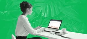 Mulher na frente do notebook vendo como otimizar processos de vendas com HubSpot e Tropical Hub