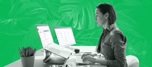 Mulher no note conferindo os erros comuns do CRM HubSpot Sales