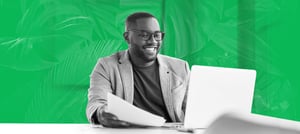 Homem em frente ao notebook analisando o onboarding HubSpot com a Tropical Hub