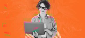 mulher analisando os Fluxos de trabalho HubSpot com a Tropical Hub