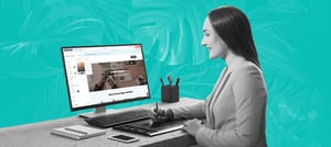 Mulher em frente ao computador conferindo as melhores práticas do HubSpot CMS