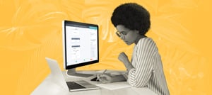 Mulher conferindo qualidade de dados com o HubSpot Operations Hub