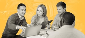 Profissionais conferem no notebook o que é auditoria HubSpot e como funciona