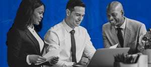 Profissionais conferindo os recursos do HubSpot CRM Sales Pro - Sales Hub