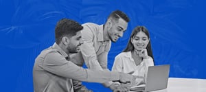 Equipe de profissionais realizando treinamentos Hubspot com a Tropical Hub