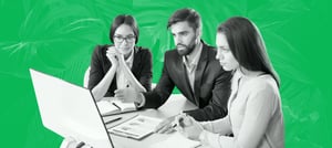 Grupo de pessoas conferindo a tela de um notebook para saber como configurar HubSpot