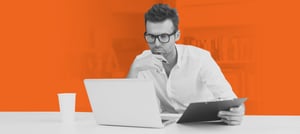 Homem sentado observando os sinais do seu portal HubSpot desorganizado