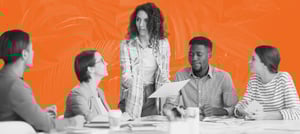 Especialistas reunidos em uma mesa durante o treinamento Hubspot